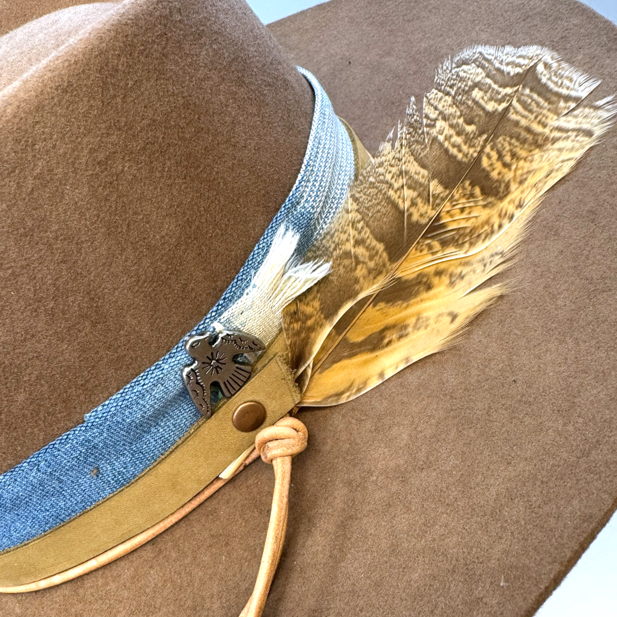 Télécharger Chapeau de cowboy noir avec bande marron et boucle argentée Télécharger Chapeau de cowboy noir avec bande marron et boucle argentée